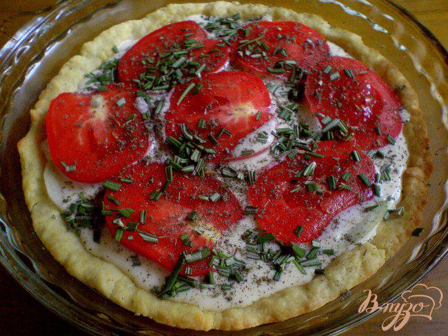 Фото приготовление рецепта: Открытый пирог с томатами, козьим сыром и шалфеем шаг №6