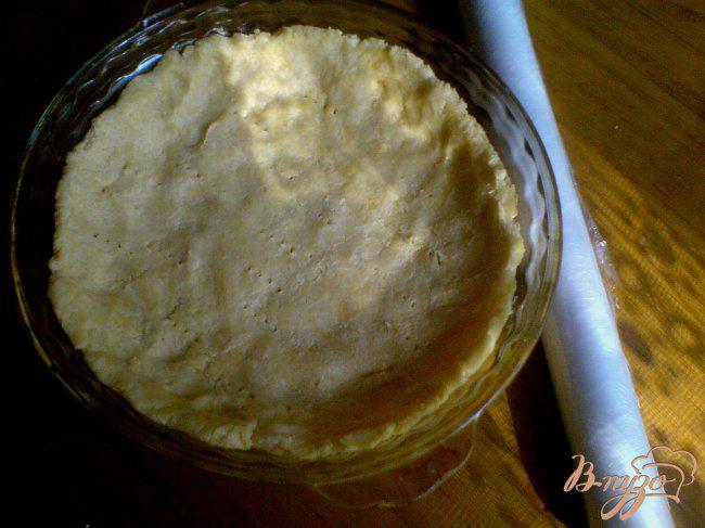 Фото приготовление рецепта: Открытый пирог с томатами, козьим сыром и шалфеем шаг №3
