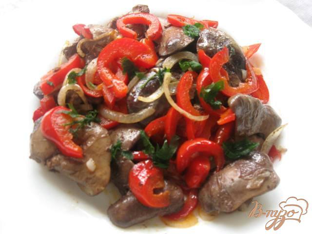 Фото приготовление рецепта: Теплый салат с куриной печенью и болгарским перцем шаг №5