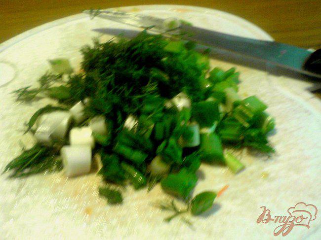 Фото приготовление рецепта: Салат из редиса и сырного омлета. шаг №6