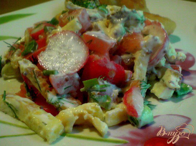 Фото приготовление рецепта: Салат из редиса и сырного омлета. шаг №9