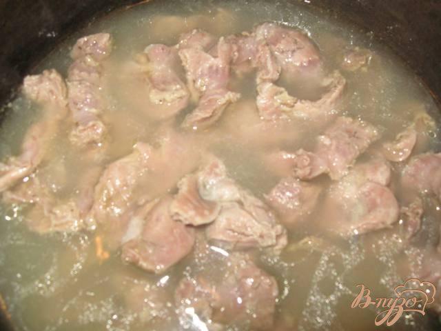 Фото приготовление рецепта: Куриные желудки в подливке шаг №2