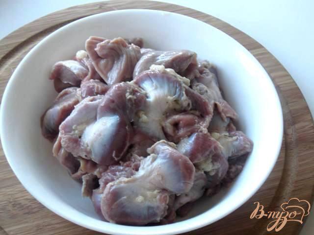 Фото приготовление рецепта: Куриные желудки в подливке шаг №1