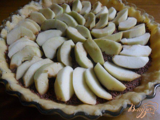 Фото приготовление рецепта: Яблочный тарт с шоколадом шаг №5