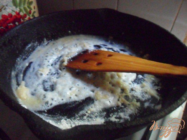 Фото приготовление рецепта: Паста с ветчиной и сыром шаг №4
