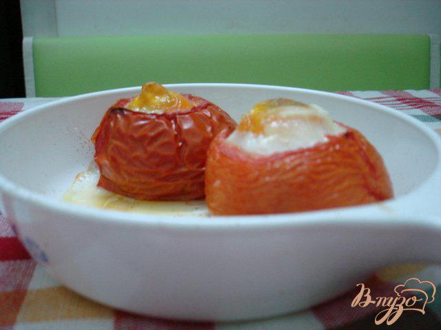 Фото приготовление рецепта: Яичница в помидорах шаг №3