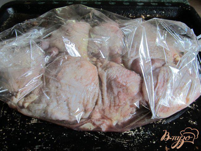 Фото приготовление рецепта: Куриные бедрышки в рукаве для запекания шаг №3