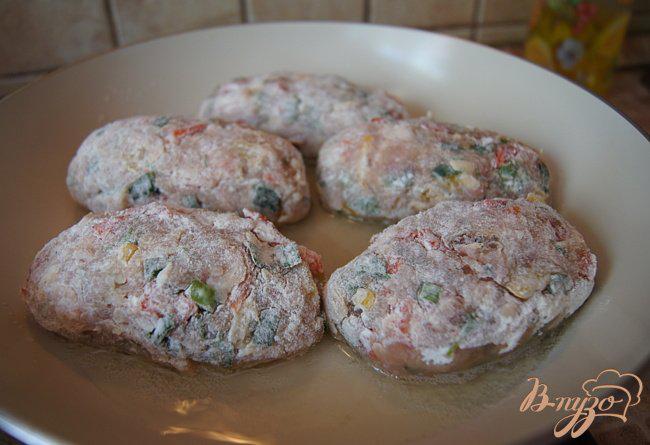 Фото приготовление рецепта: Куриные котлеты с болгарским перцем и беконом шаг №5