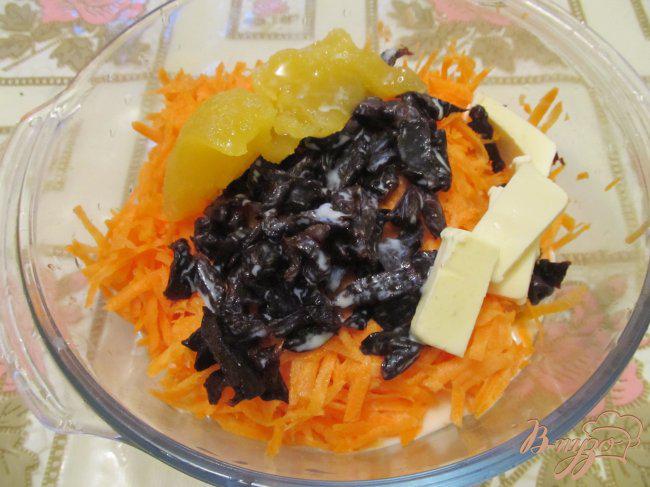 Фото приготовление рецепта: Морковь с черносливом шаг №3
