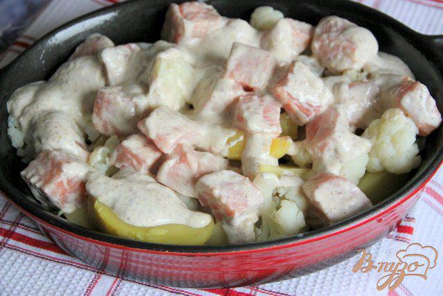 Фото приготовление рецепта: Запеканка из картофеля, цветной капусты и лосося под сметанно-горчичным соусом шаг №4