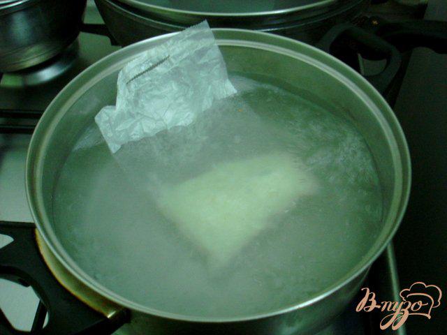Фото приготовление рецепта: Салат из крабовых палочек с рисом и огурцом шаг №1