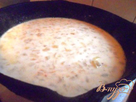 Фото приготовление рецепта: Запеканка из макарон с индейкой в сырном соусе. шаг №3