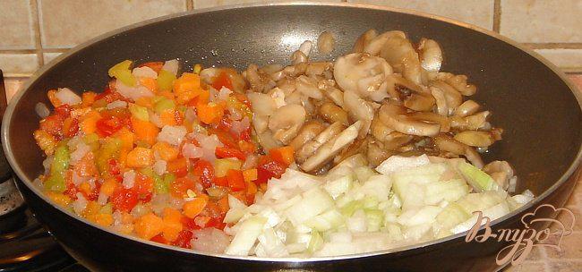Фото приготовление рецепта: Курица с овощами шаг №3
