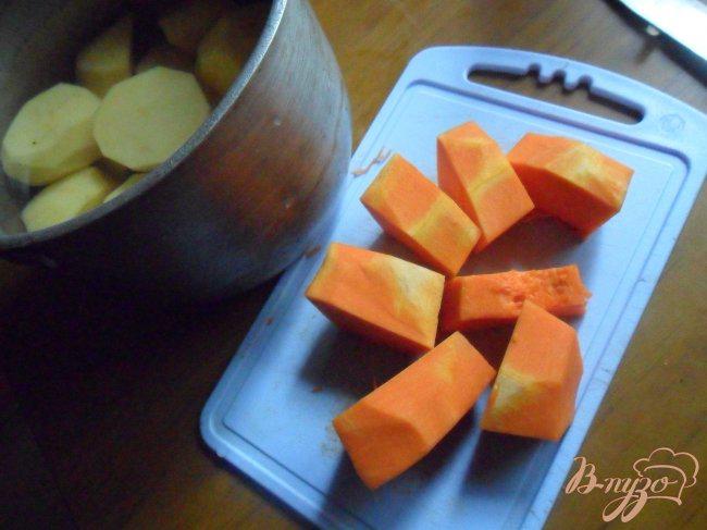 Фото приготовление рецепта: Пюре из картофеля с мускатной тыквой и фрикаделькми шаг №1