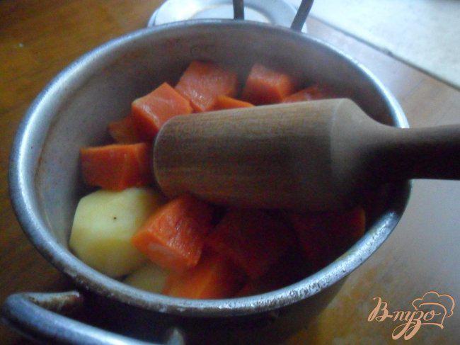 Фото приготовление рецепта: Пюре из картофеля с мускатной тыквой и фрикаделькми шаг №8