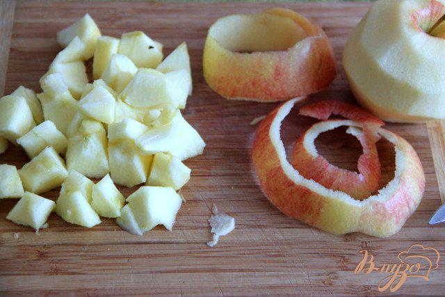 Фото приготовление рецепта: Красная капуста с яблоком шаг №2