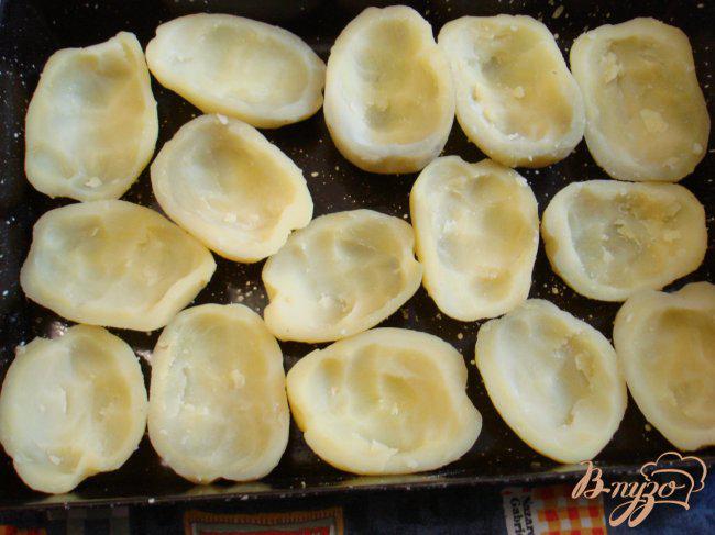 Фото приготовление рецепта: Картофель фаршированный шампиньонами шаг №3