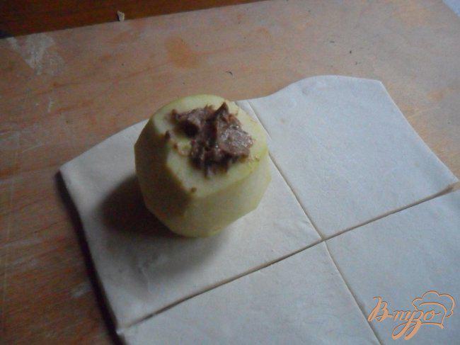 Фото приготовление рецепта: Яблоки, фаршированные корицей и изюмом в слоёном тесте шаг №3