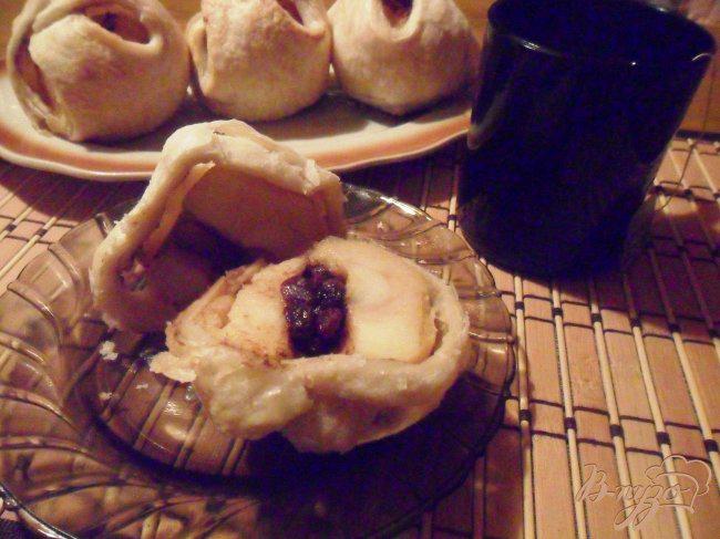 Фото приготовление рецепта: Яблоки, фаршированные корицей и изюмом в слоёном тесте шаг №6
