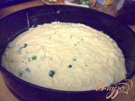 Фото приготовление рецепта: Заливной пирог с зелёным луком и яйцом шаг №5