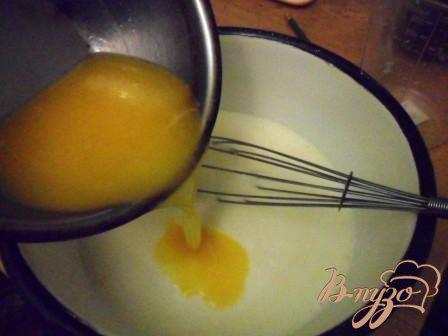 Фото приготовление рецепта: Заливной пирог с зелёным луком и яйцом шаг №2