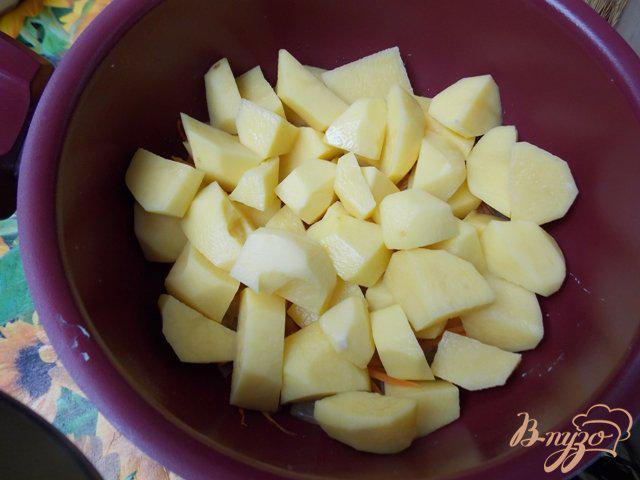Фото приготовление рецепта: Картофель с грибами и баклажанами в сметане шаг №2