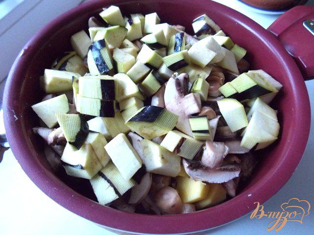 Фото приготовление рецепта: Картофель с грибами и баклажанами в сметане шаг №4