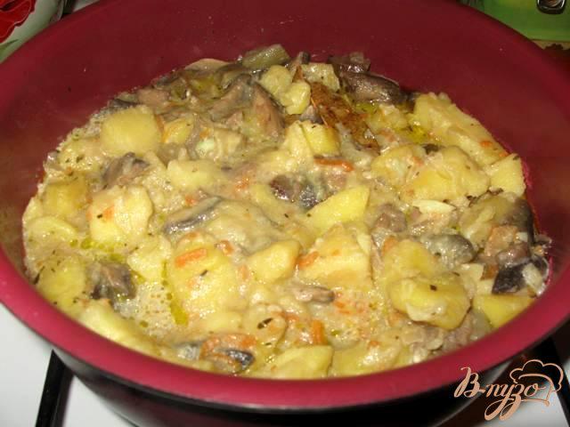 Фото приготовление рецепта: Картофель с грибами и баклажанами в сметане шаг №5