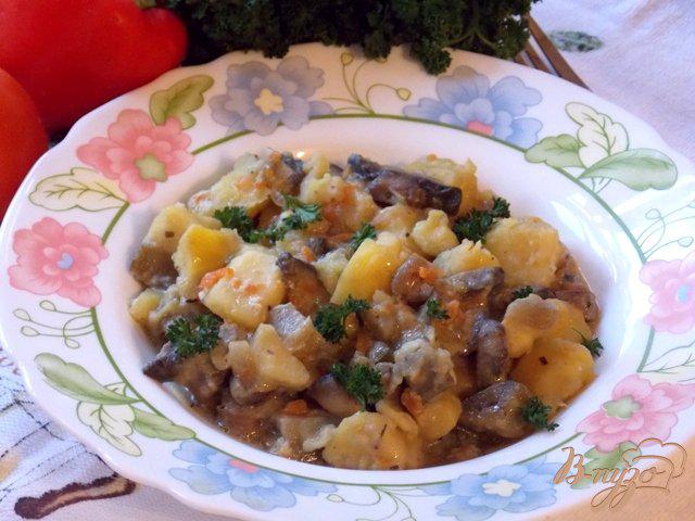 Фото приготовление рецепта: Картофель с грибами и баклажанами в сметане шаг №6
