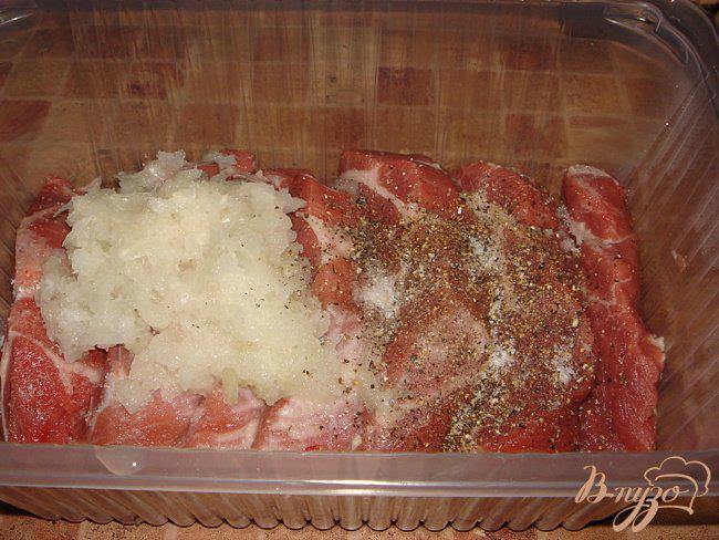 Фото приготовление рецепта: Мясо под шубой шаг №3