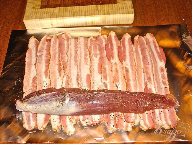 Фото приготовление рецепта: Свиная вырезка в беконе шаг №2