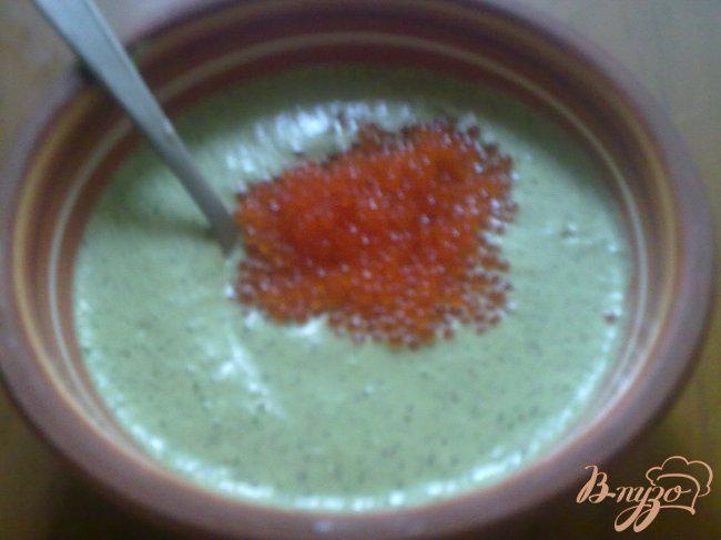 Фото приготовление рецепта: Ржаные блинчики с соусом из зелёного лука, кинзы, сметаны и красной икры шаг №6