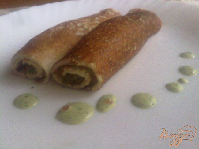 Фото приготовление рецепта: Ржаные блинчики с соусом из зелёного лука, кинзы, сметаны и красной икры шаг №8