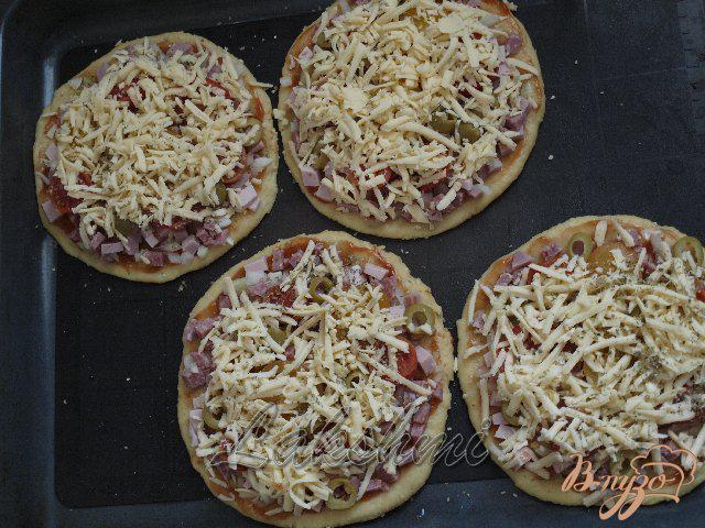 Фото приготовление рецепта: Творожные мини-пиццы шаг №5