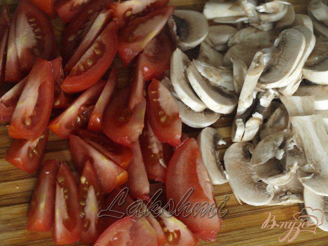 Фото приготовление рецепта: Салат из помидоров и свежих шампиньонов шаг №1