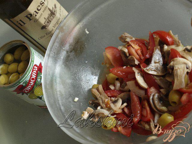 Фото приготовление рецепта: Салат из помидоров и свежих шампиньонов шаг №4