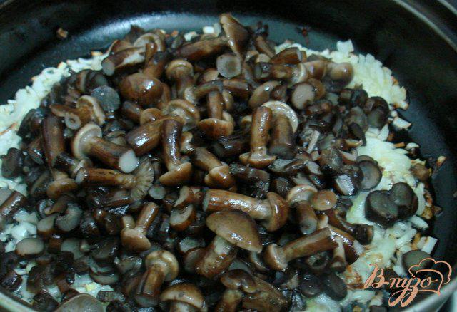 Фото приготовление рецепта: Куриные крылышки фаршированные грибами шаг №2