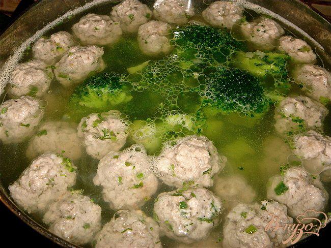 Фото приготовление рецепта: Суп с фрикадельками и брокколи шаг №3