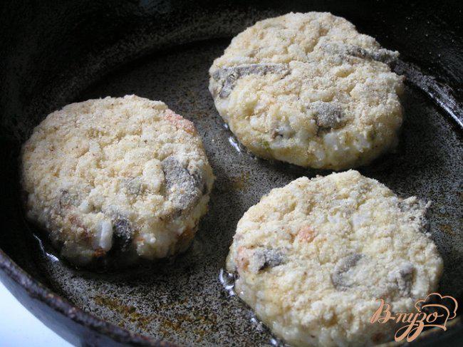 Фото приготовление рецепта: Рисовые котлеты с грибами шаг №4