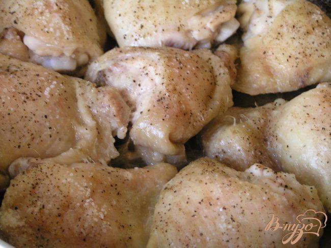 Фото приготовление рецепта: Куриные бедрышки под сыром шаг №2