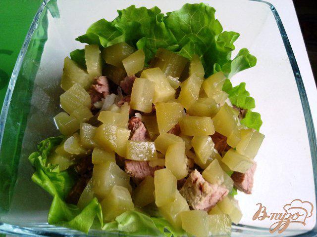 Фото приготовление рецепта: Салат мясной с соусом «Универсальный» шаг №7