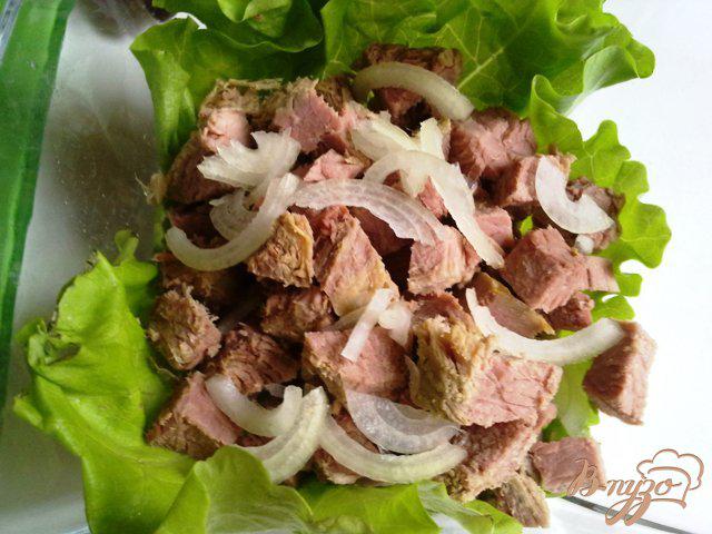 Фото приготовление рецепта: Салат мясной с соусом «Универсальный» шаг №6