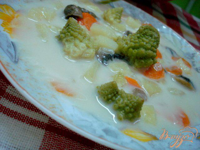 Фото приготовление рецепта: Суп с сырками, шампиньонами и капустой романеско шаг №4