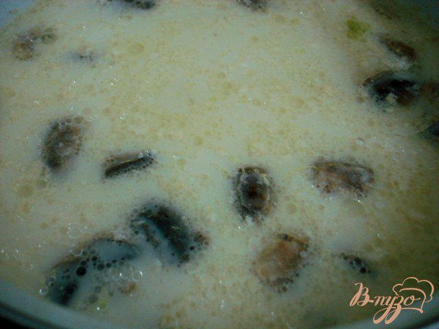 Фото приготовление рецепта: Суп с сырками, шампиньонами и капустой романеско шаг №3