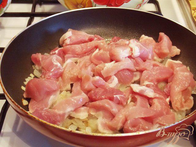 Фото приготовление рецепта: Свинина с грибами в сметане шаг №3