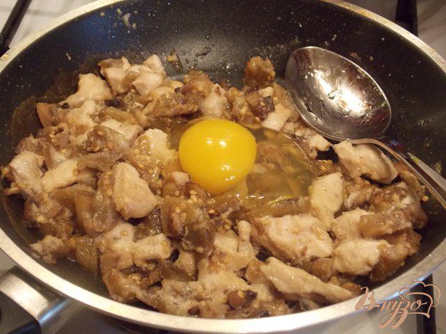 Фото приготовление рецепта: Баклажаны фаршированные курицей и грибами шаг №6