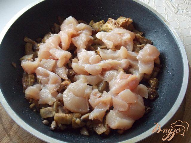 Фото приготовление рецепта: Баклажаны фаршированные курицей и грибами шаг №4