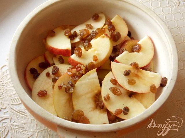 Фото приготовление рецепта: Яблоки запеченные дольками с медом и изюмом шаг №2