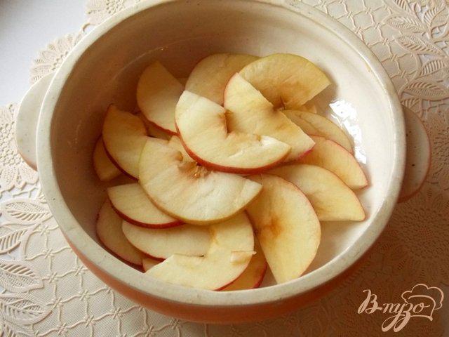 Фото приготовление рецепта: Яблоки запеченные дольками с медом и изюмом шаг №1