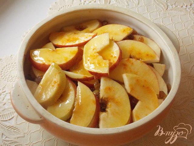 Фото приготовление рецепта: Яблоки запеченные дольками с медом и изюмом шаг №3